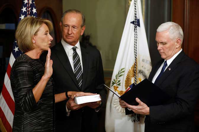 Betsi-Devos-i-Majk-Pens.jpg