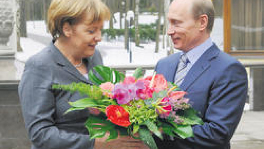 Putin Merkelovoj: Medvedev neće biti mekši