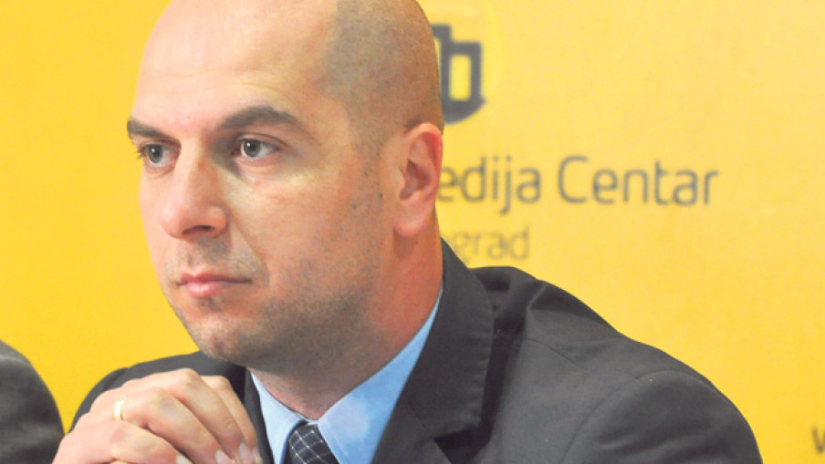 Nije herojstvo iz Beograda lepiti etikete