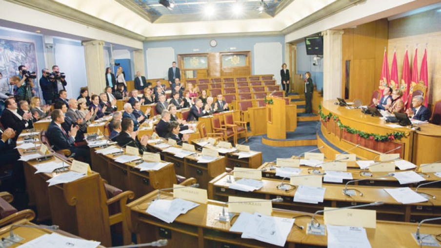 Парламент чека Марковићев кабинет