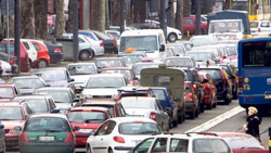 Obustavljen saobraćaj na Bulevaru, pukla vodovodna cev