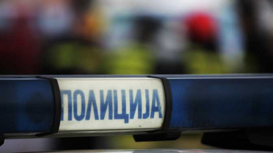 Супругу напао секиром, повредио ћерку