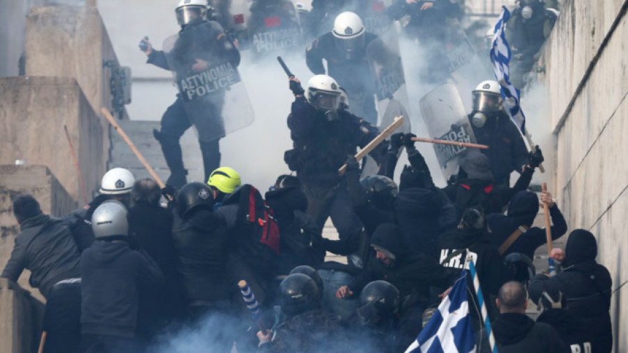 Седморо ухапшено, 25 полицајаца повређено у протестима у Атини