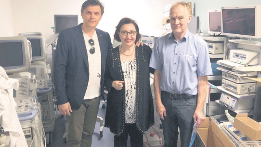 Doktor uvek stiže punih ruku