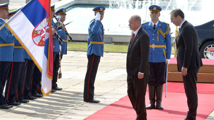 Erdogan stigao u Beograd, svečani doček ispred palate „Srbija”