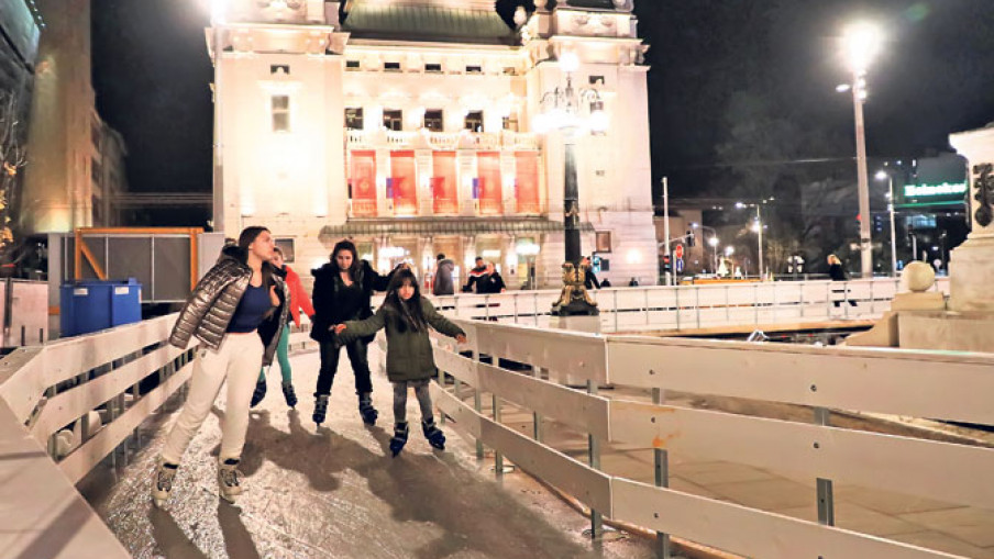 Otvoreno klizalište na Trgu republike 