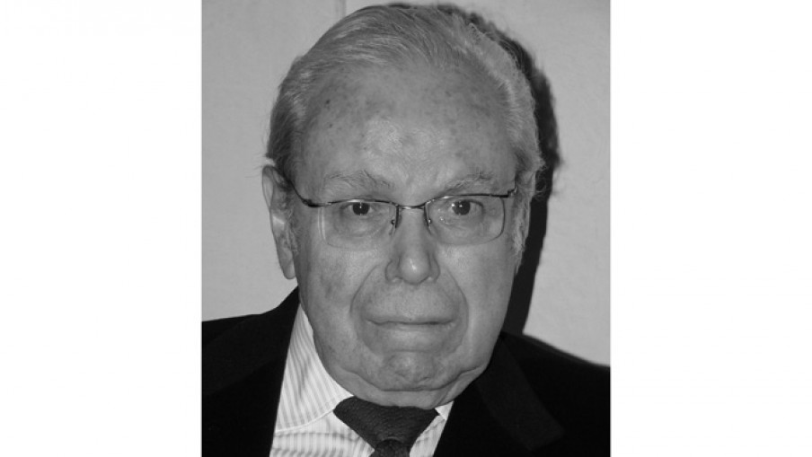 Преминуо Хавијер Перес де Куељар