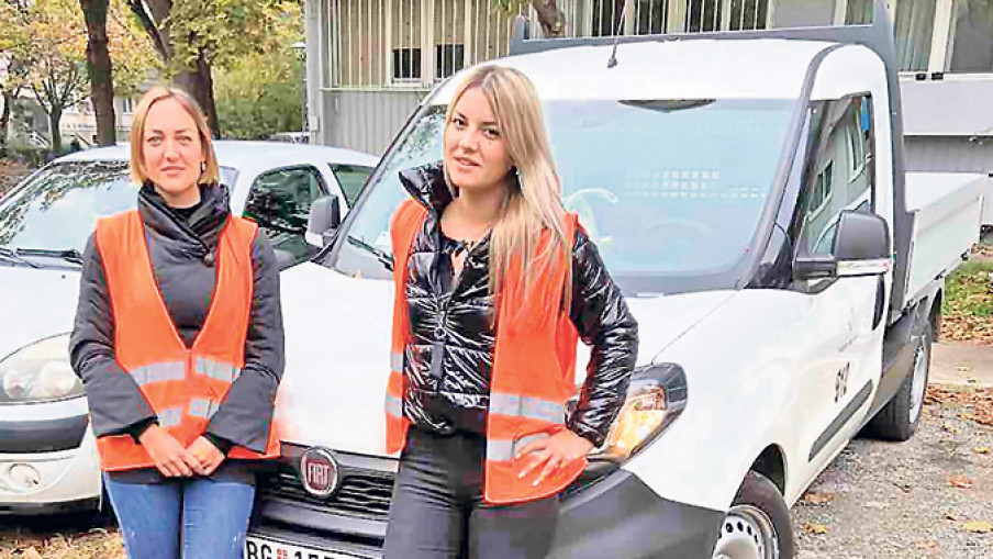 Tijana i Jelena u borbi sa komarcima 