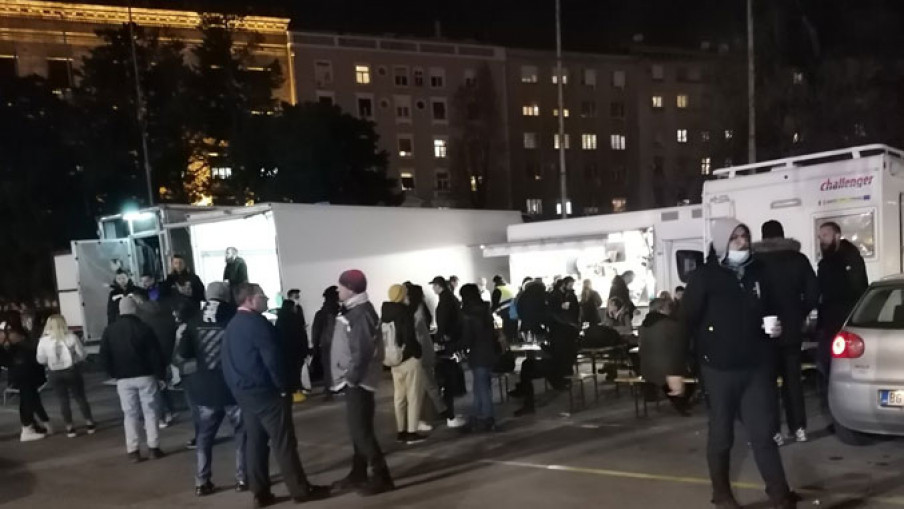Угоститељи протестују испред Скупштине Србије