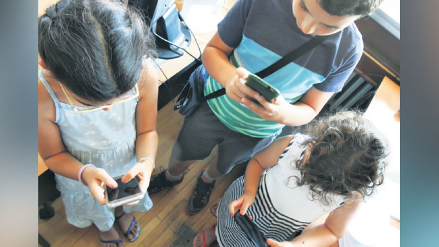 Mladi se uglavnom informišu preko mobilnih telefona