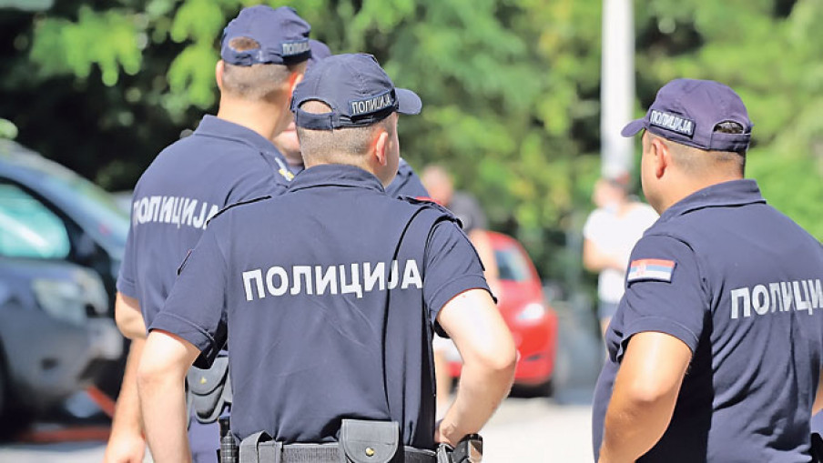 Kompromitujući postovi neprikladni za uniformu