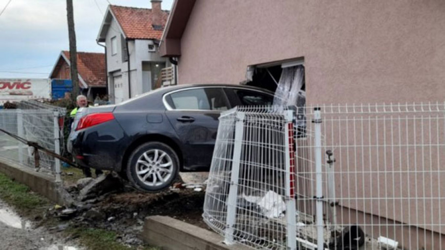 Pijani vozač automobilom uleteo u kuću