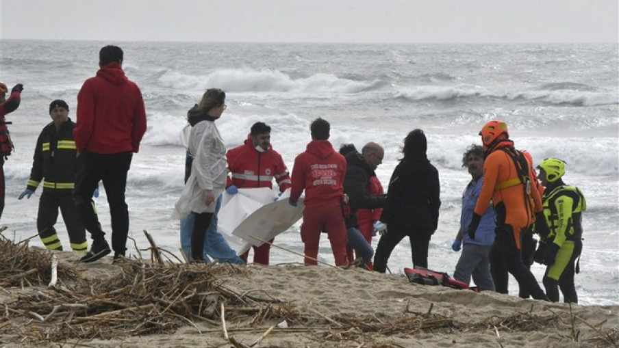 Broj žrtava brodoloma migranata u Italiji porastao na 43