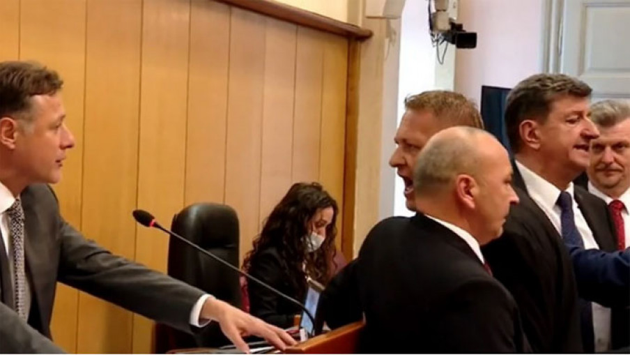 Тужан дан у хрватском парламенту, хаос и увреде због усташког поздрава