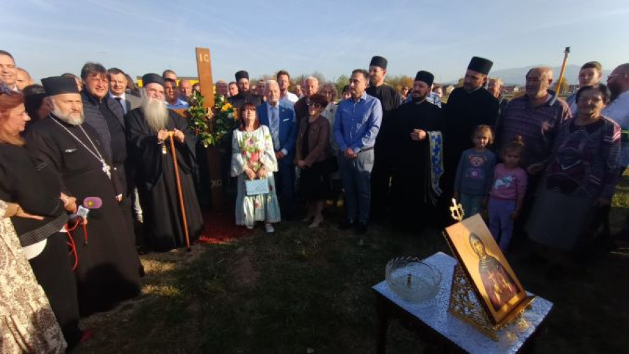 Osveštan krst za izgradnju hrama Svete Petke