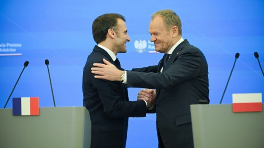 Макрона подржава Туск
