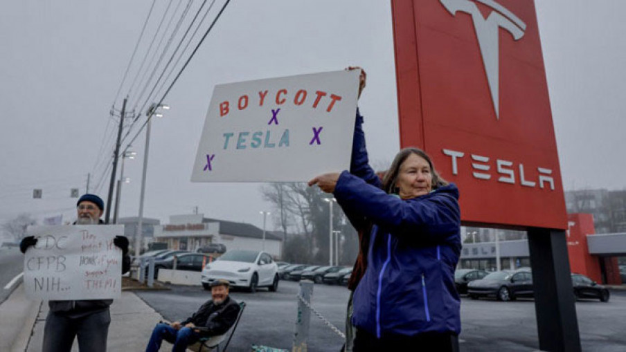 Tramp najavio kupovinu novog automobila Tesla kao podršku Ilonu Masku