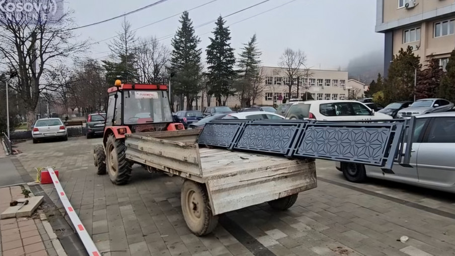 Srbi uklanjaju Kurtijeve barijere sa severa KiM