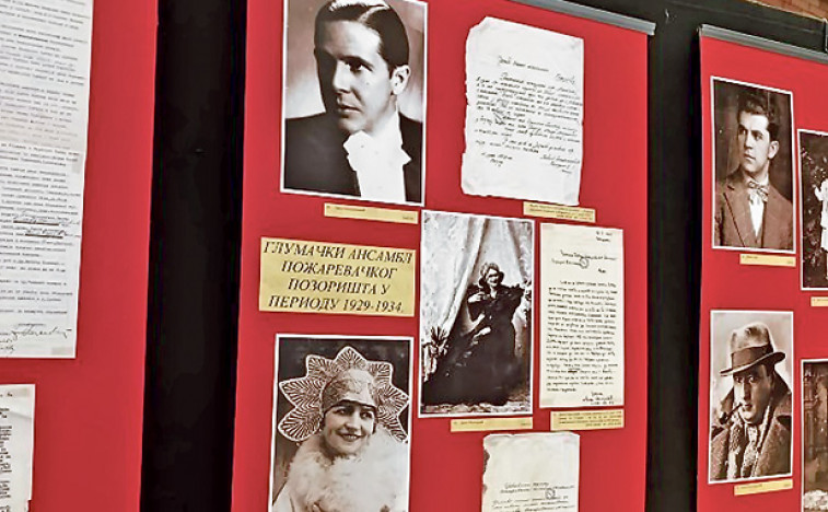 Cover image for Review of the role of theater between the two world wars