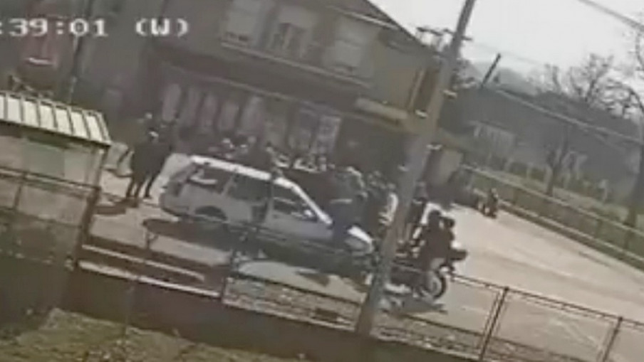 Blokaderi nasrnuli na vozilo sa penzionerima