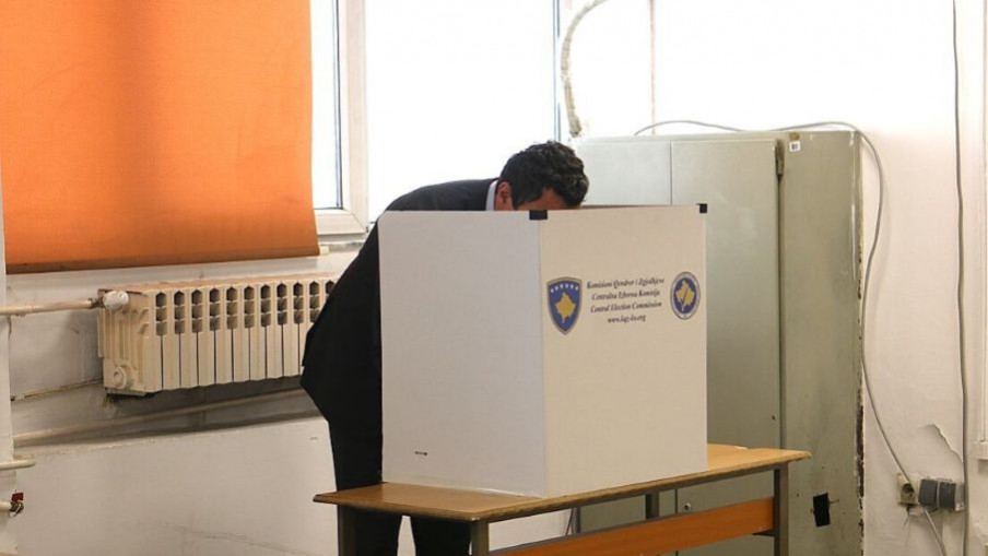  Курти у шкрипцу, све ради да остане на власти