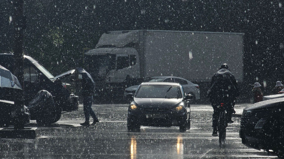 Stižu grmljavinske nepogode sa gradom i jakim vetrom