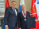 Додик уручио орден  заставе Српске са златним венцем гувернеру Беглову