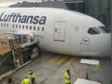 Паркирани Боинг 787 авио-компаније Lufthansa у Франкфурту срушио се због проклизавања предњег точка