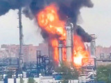 Горела рафинерија нафте, аеродроми обуставили летове