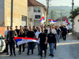 Срби из Косовског Поморавља традиционално иду заједно на гласање са српским тробојкама