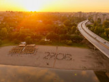 Млади на Штранду перформансом позвали на скуп 27. јуна