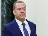 Медведев: Русија да размотри тужбу против Пољске због палате Белведер