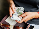 Dinar stabilan prema evru, ojačao u odnosu na dolar