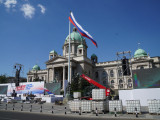 Počele pripreme za veliki skup „Srbija jedna porodicaˮ ispred Skupštine