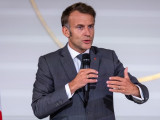 Макрон: Влада ће обезбедити да се пад цена нафте одрази на пумпама