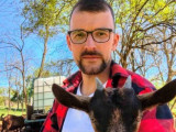 Професор чува алпске козе поред Мораве
