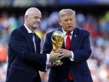 Трамп украо пажњу након финала: публика га извиждала, он није хтео да сиђе са бине