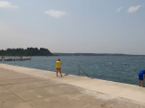 Затворена главна плажа у Порторожу због изливања горива