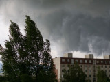 Јако невреме погодило Скопље, олуја носила кровове и чупала дрвеће