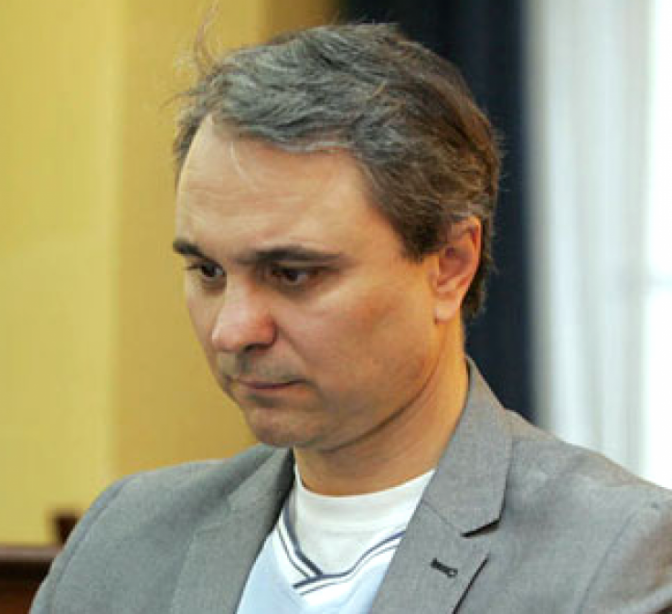 Dejan-Spalovic-novinar-Politike.png